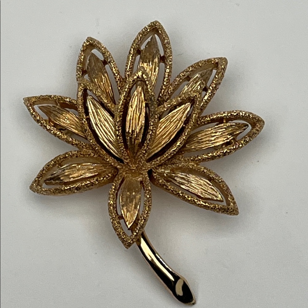 Vintage 1971 Avon Brooch Precious Pretender Lotus Flower